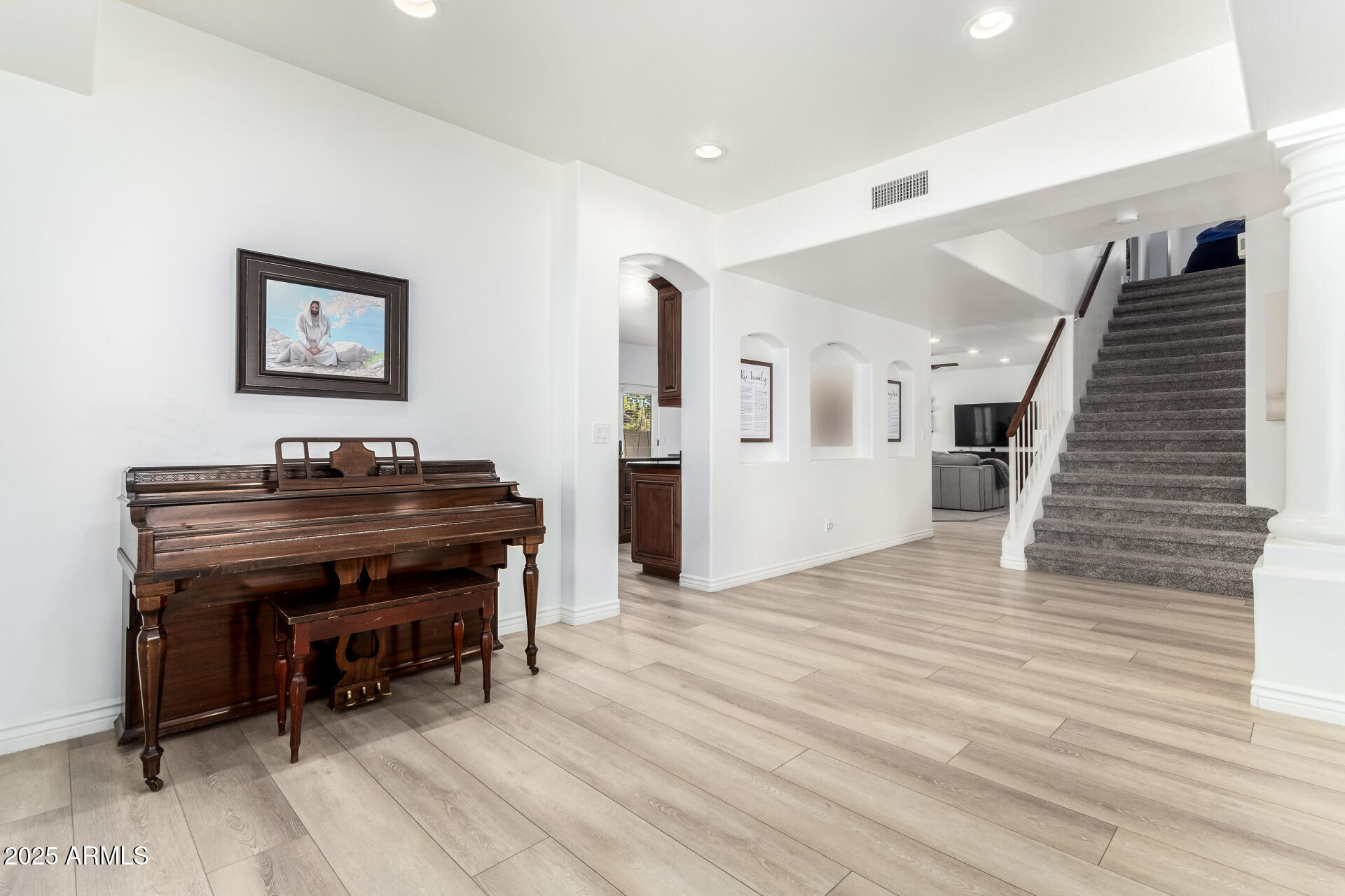 2863 E MALLORY Street