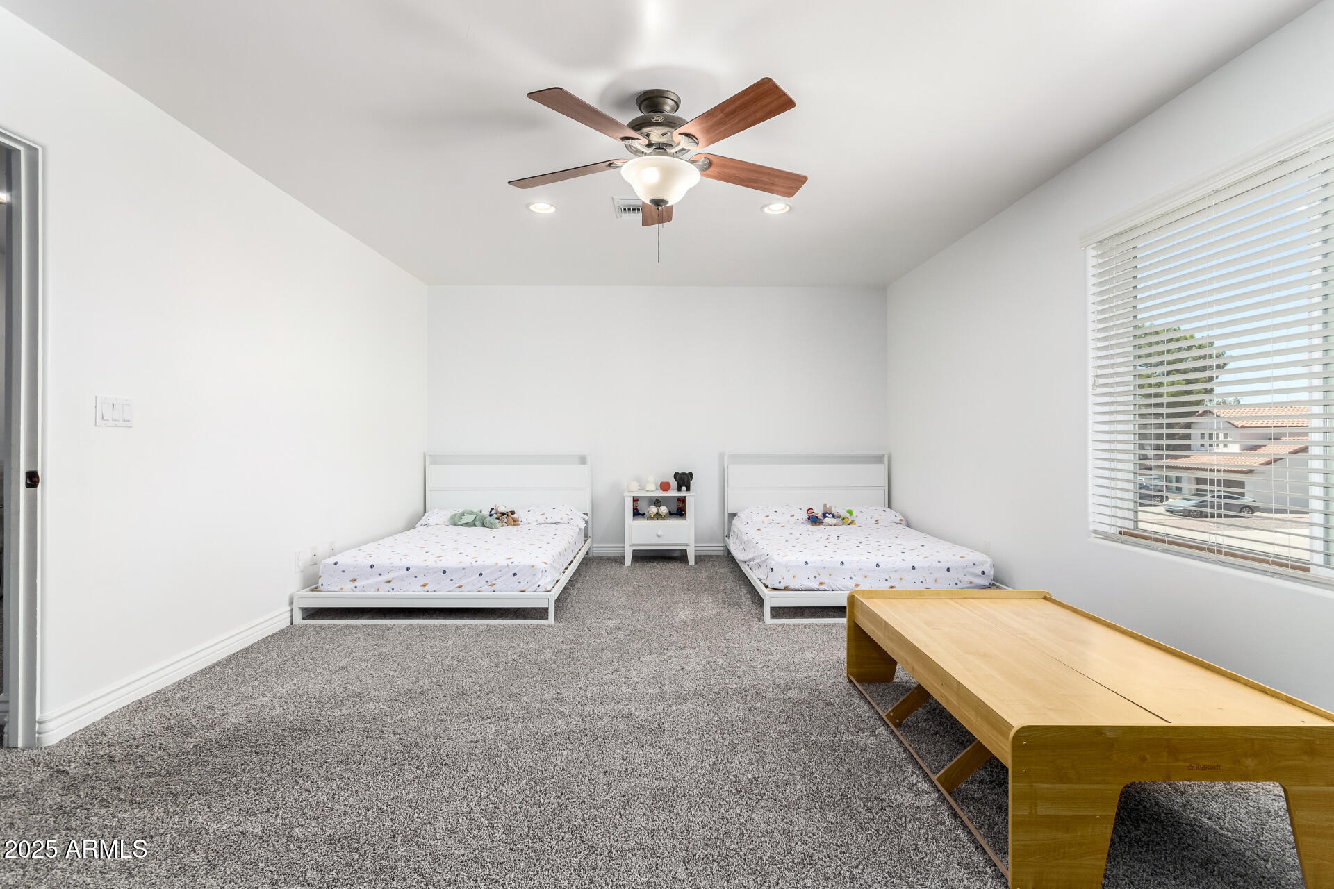 2863 E MALLORY Street