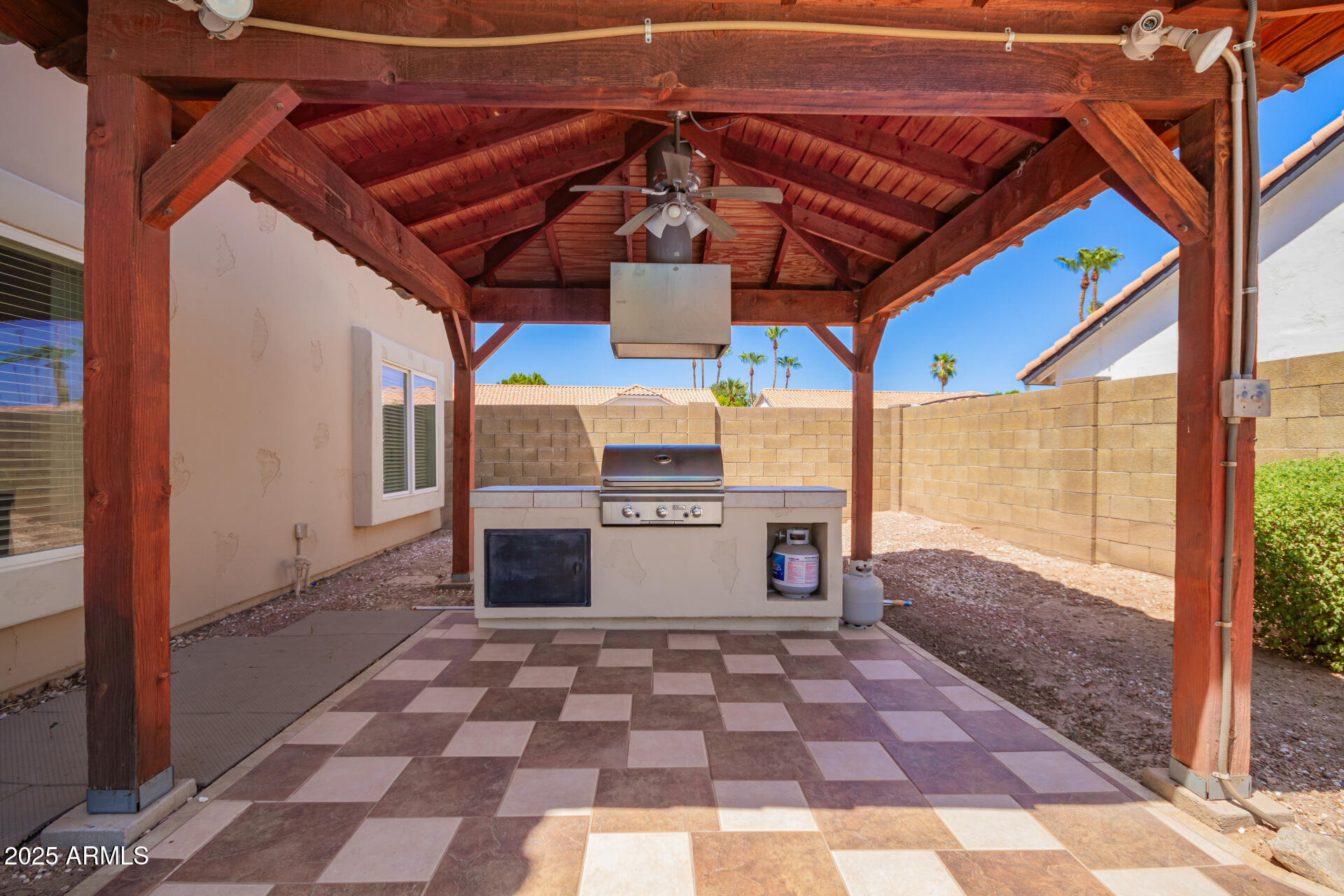 2863 E MALLORY Street