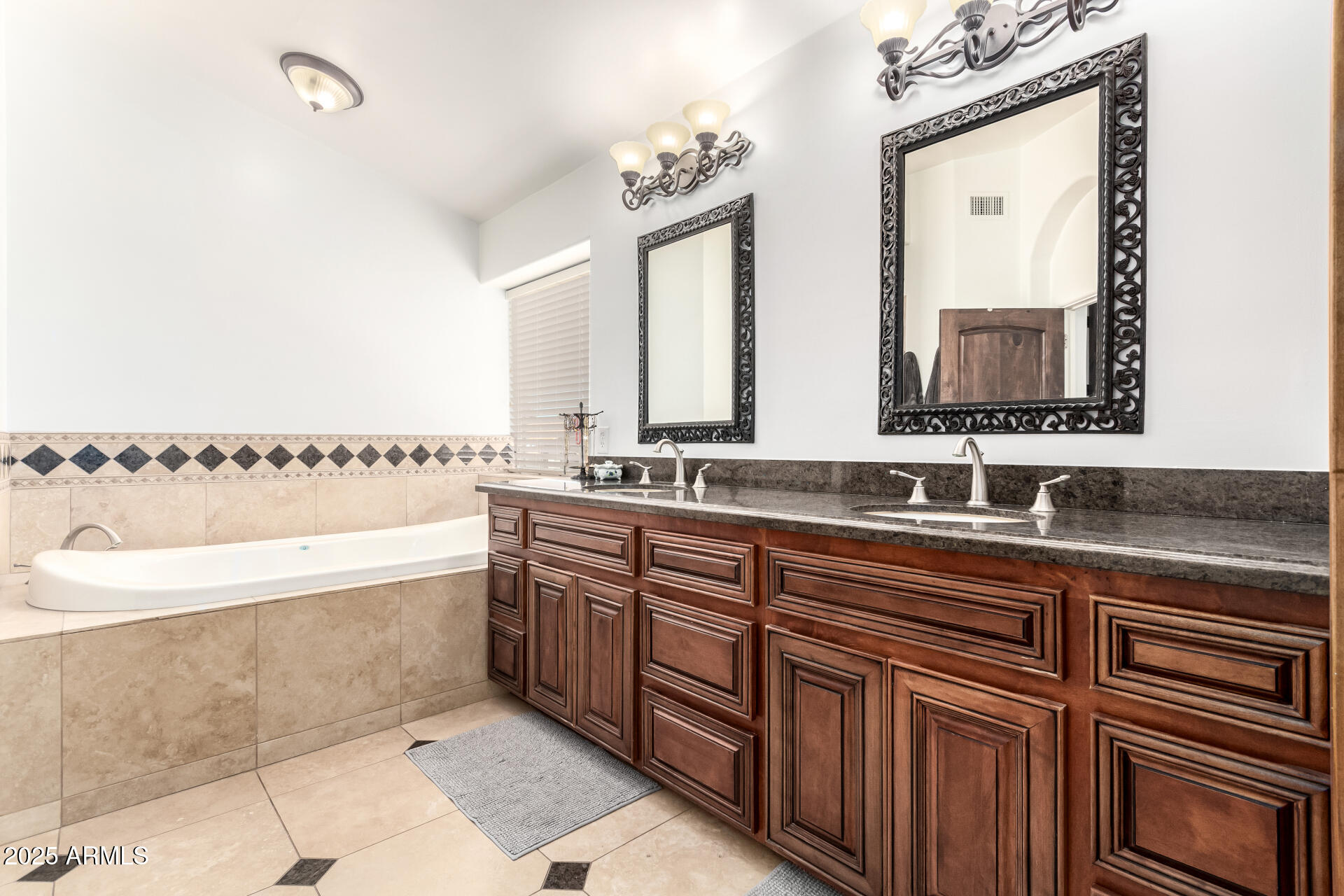 2863 E MALLORY Street