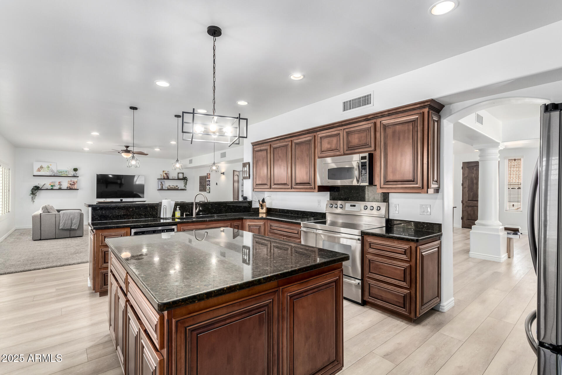 2863 E MALLORY Street