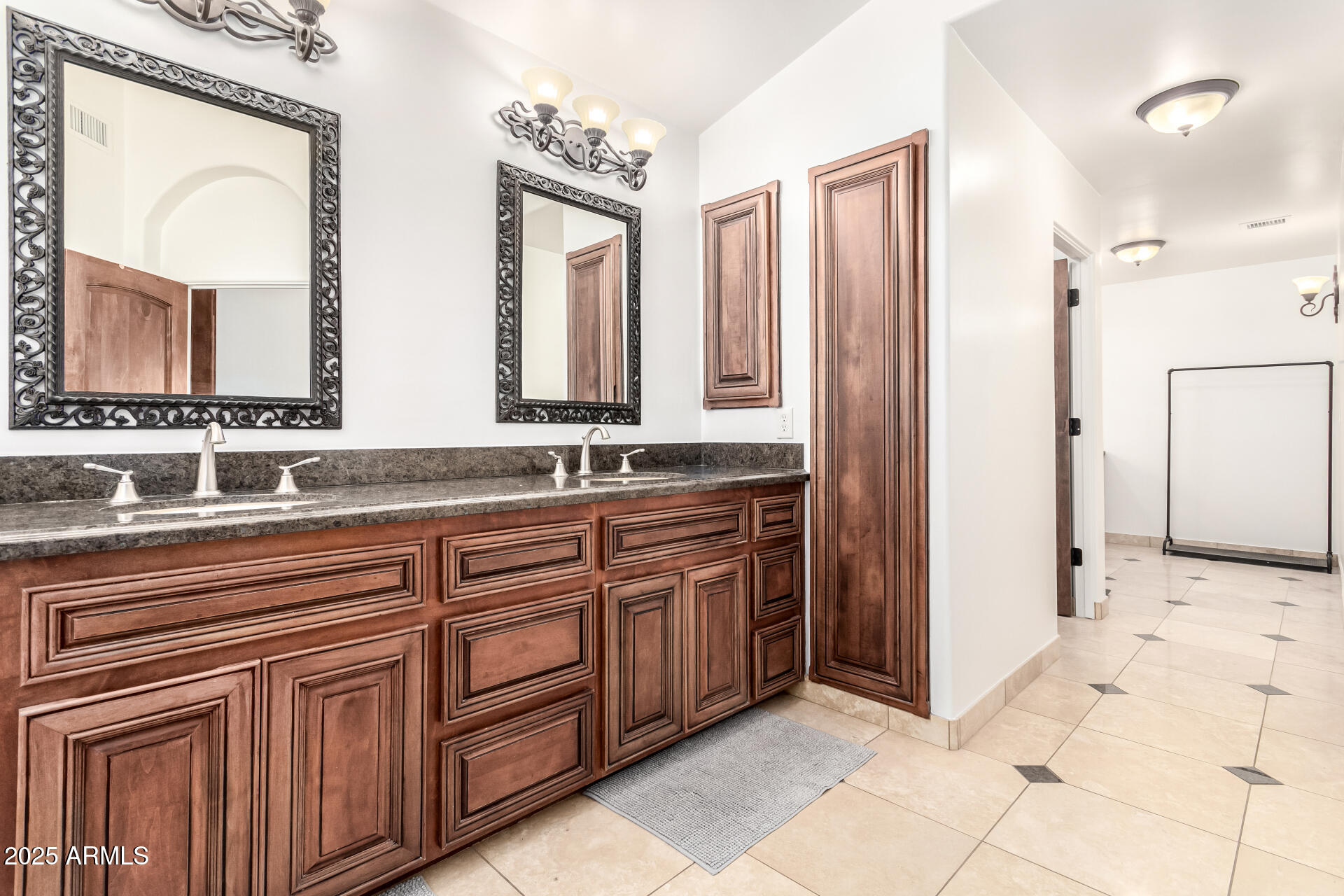 2863 E MALLORY Street