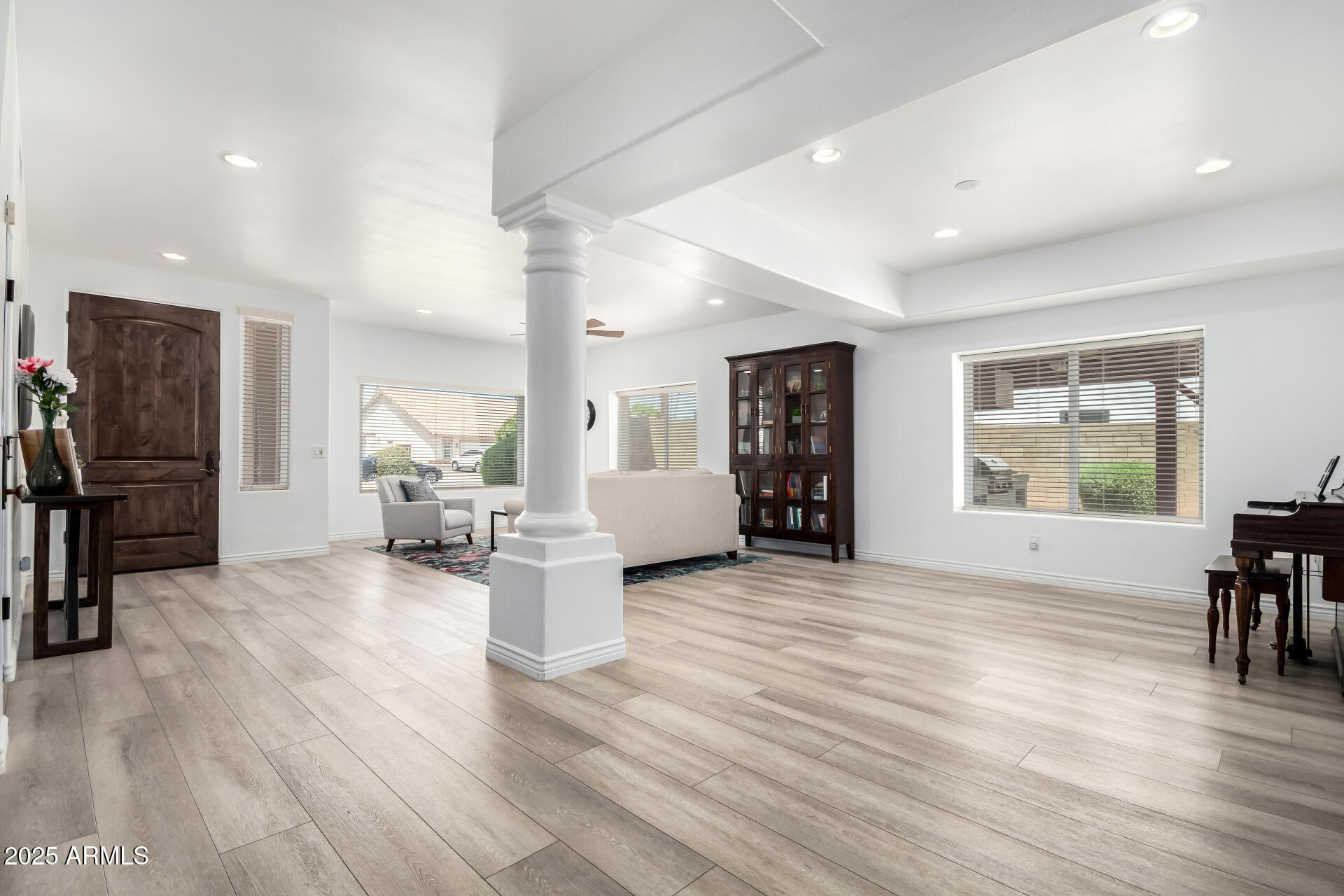 2863 E MALLORY Street