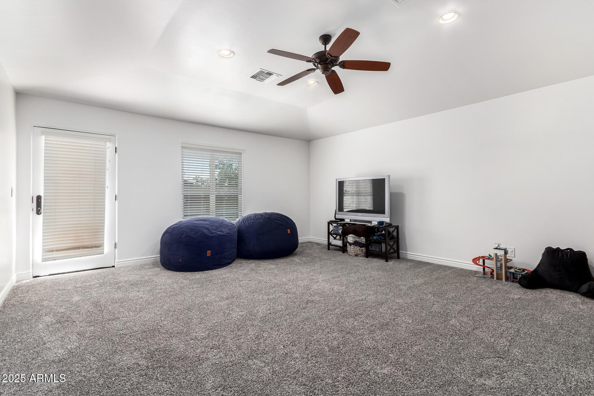 2863 E MALLORY Street