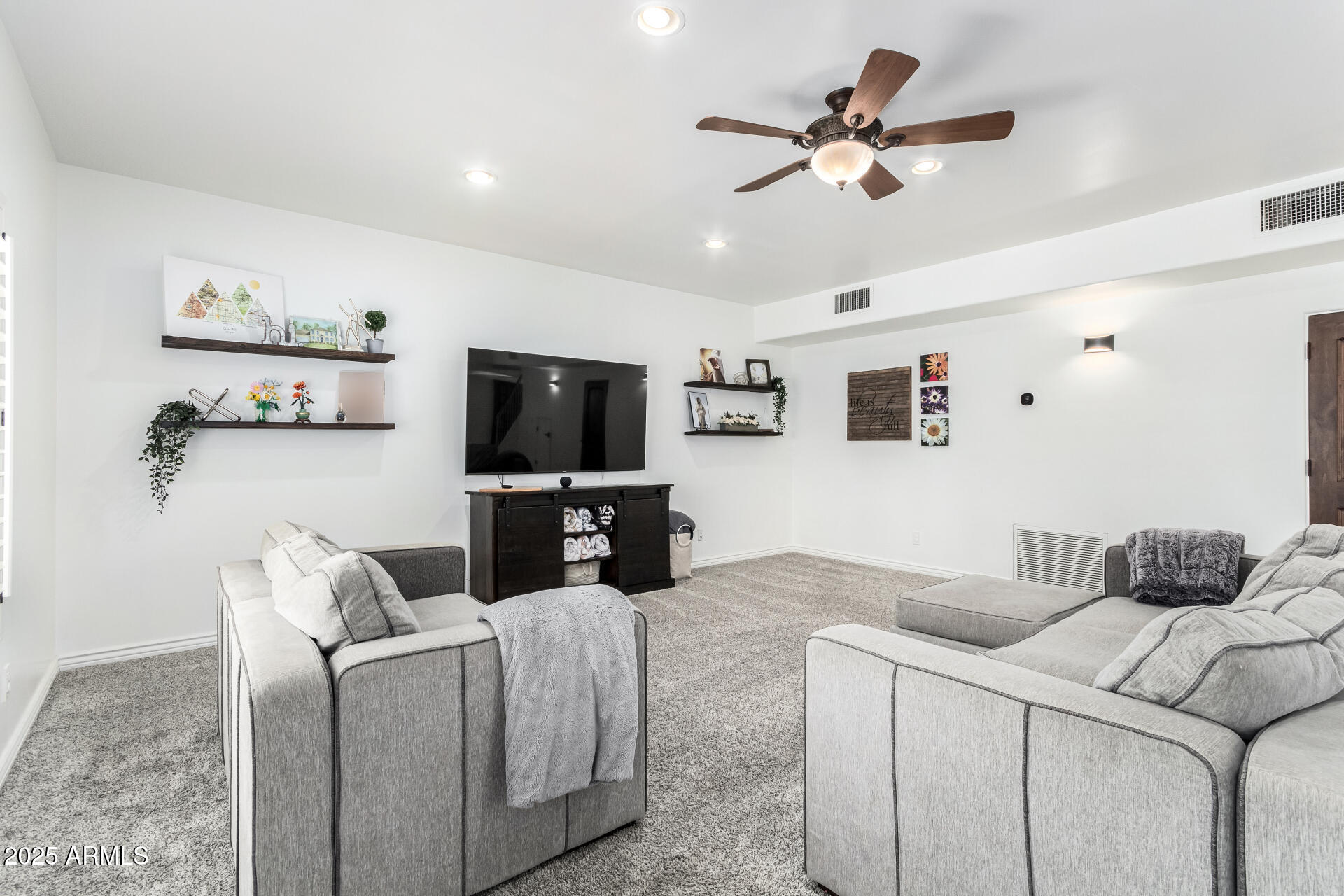 2863 E MALLORY Street