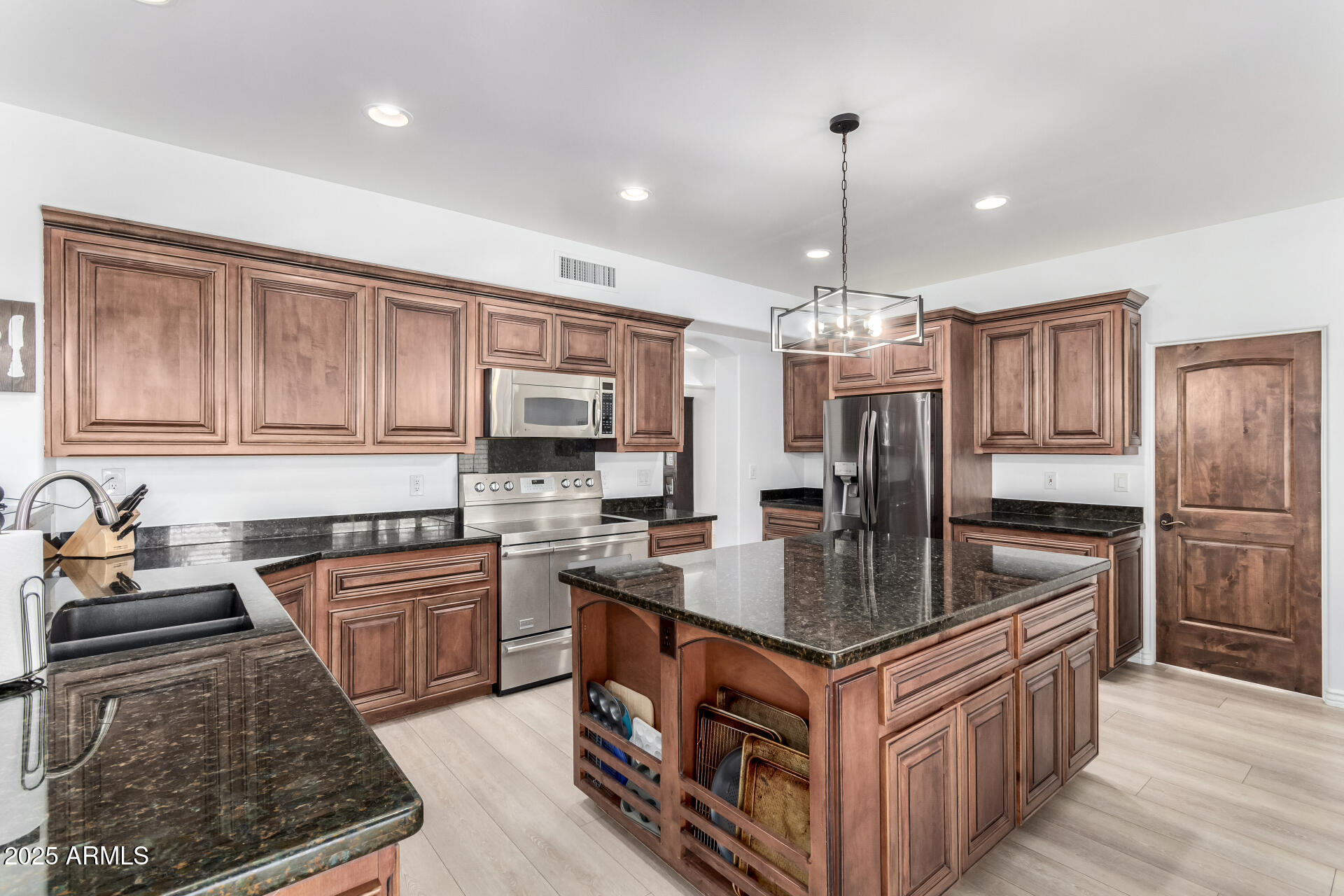 2863 E MALLORY Street