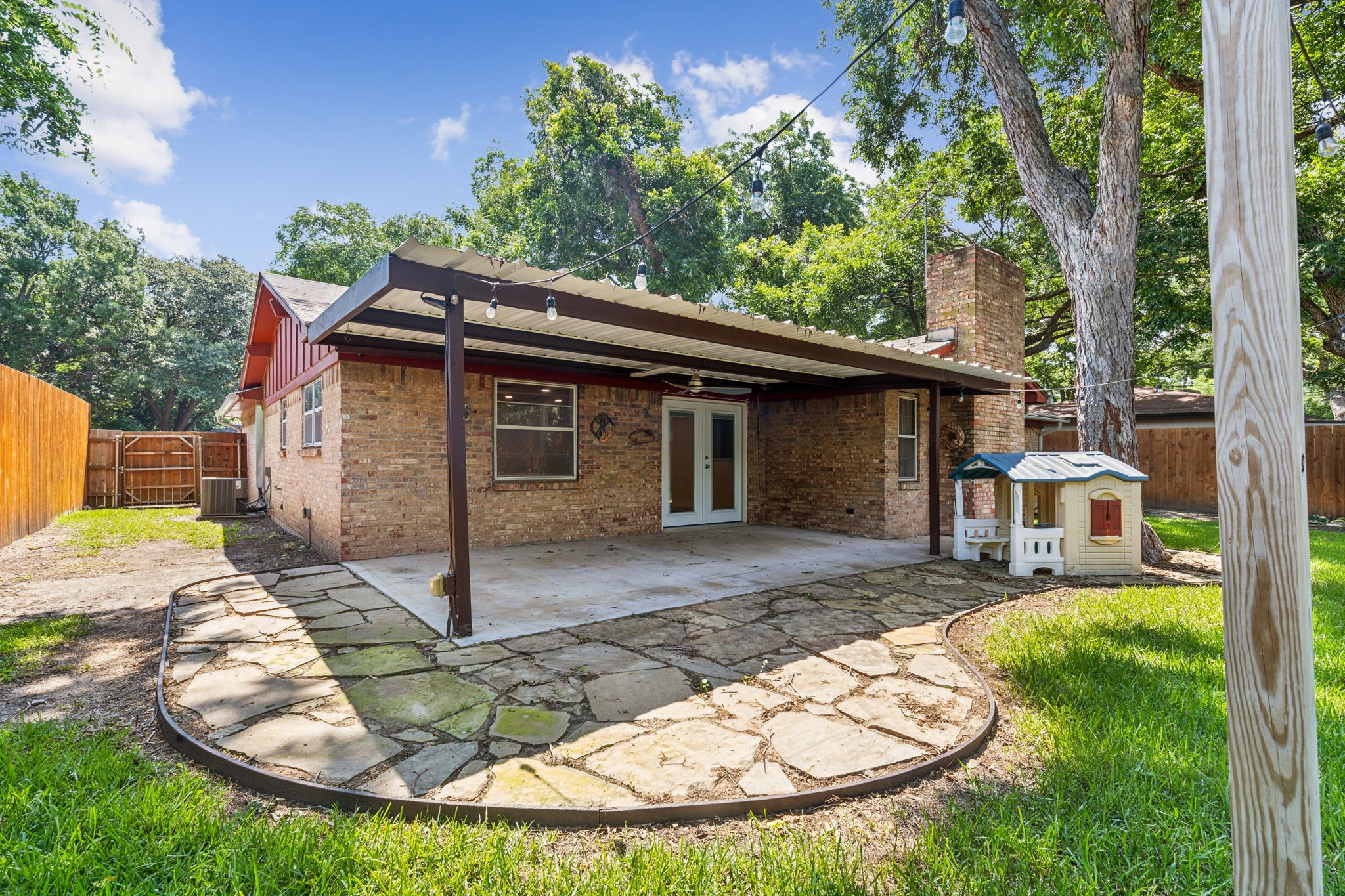 2817 Kingsbury Avenue