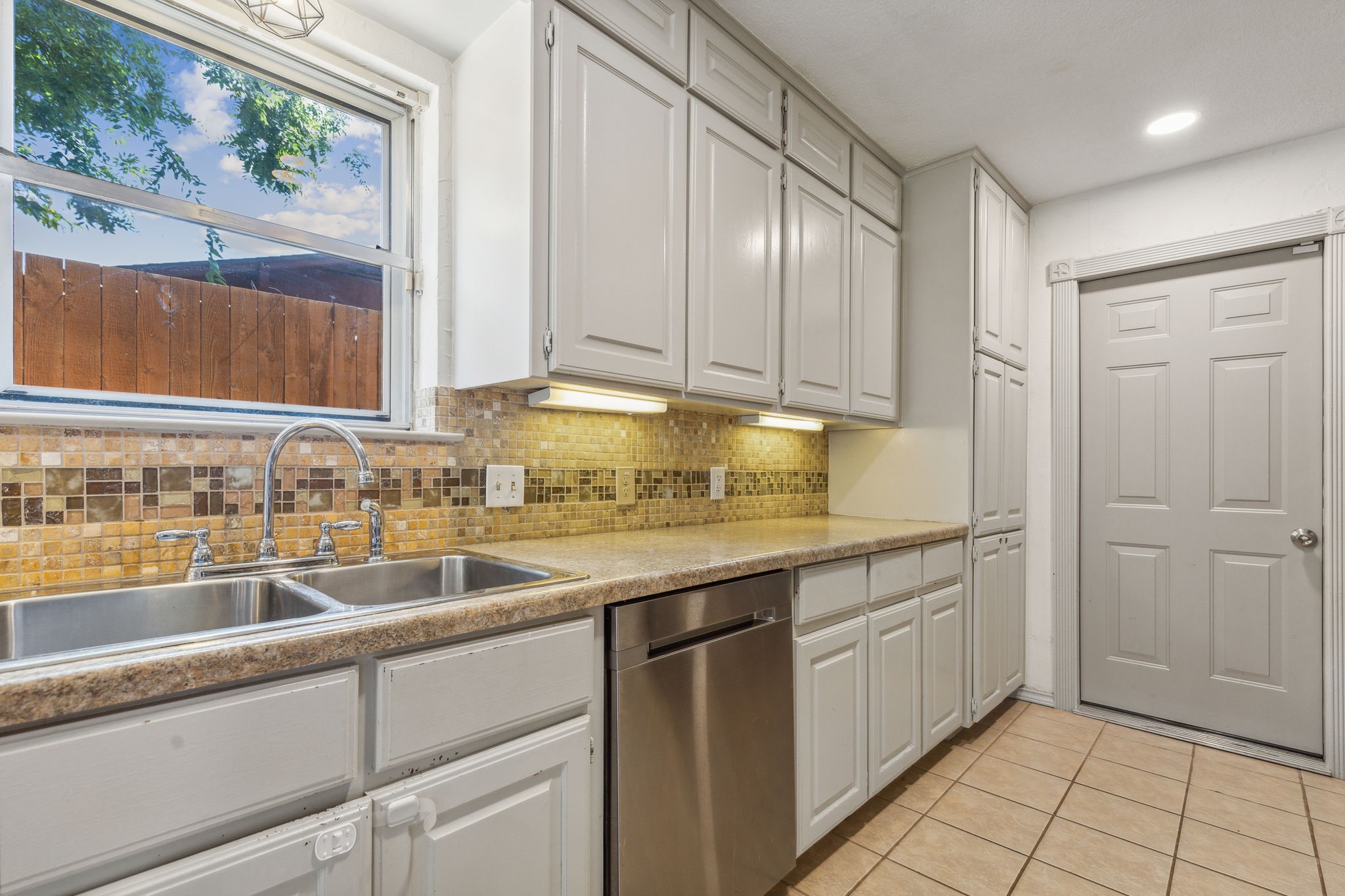 2817 Kingsbury Avenue