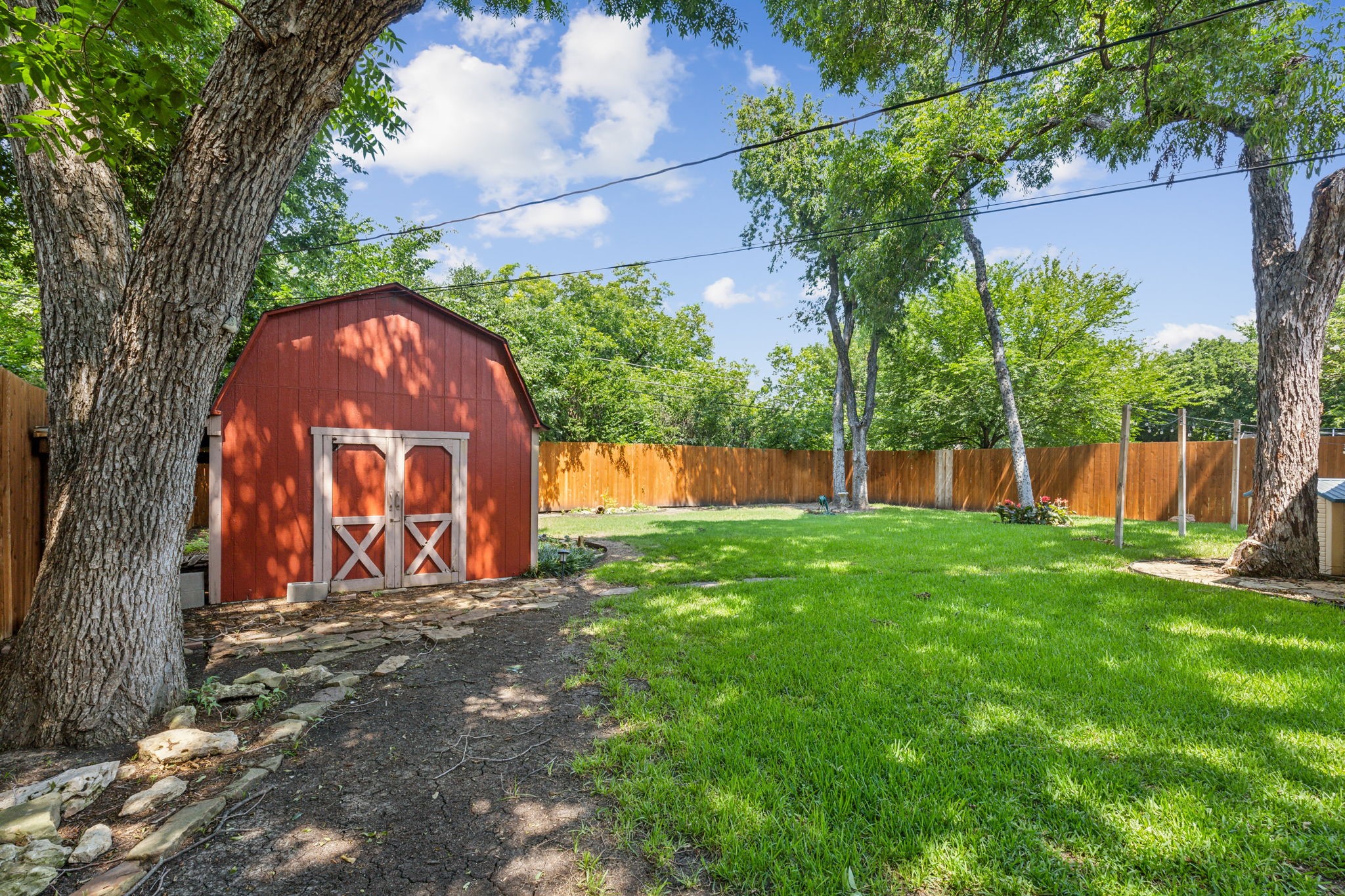 2817 Kingsbury Avenue