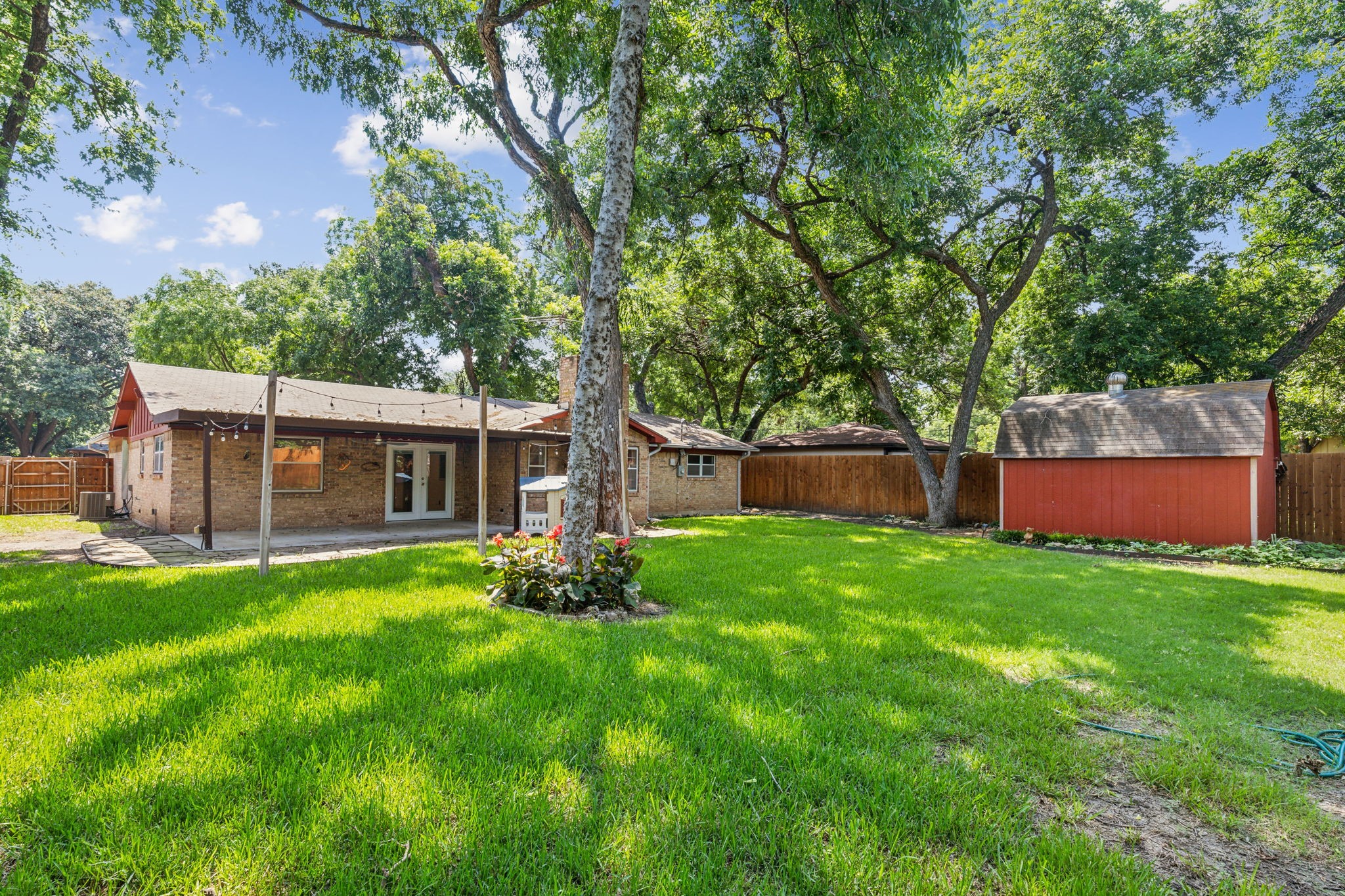 2817 Kingsbury Avenue