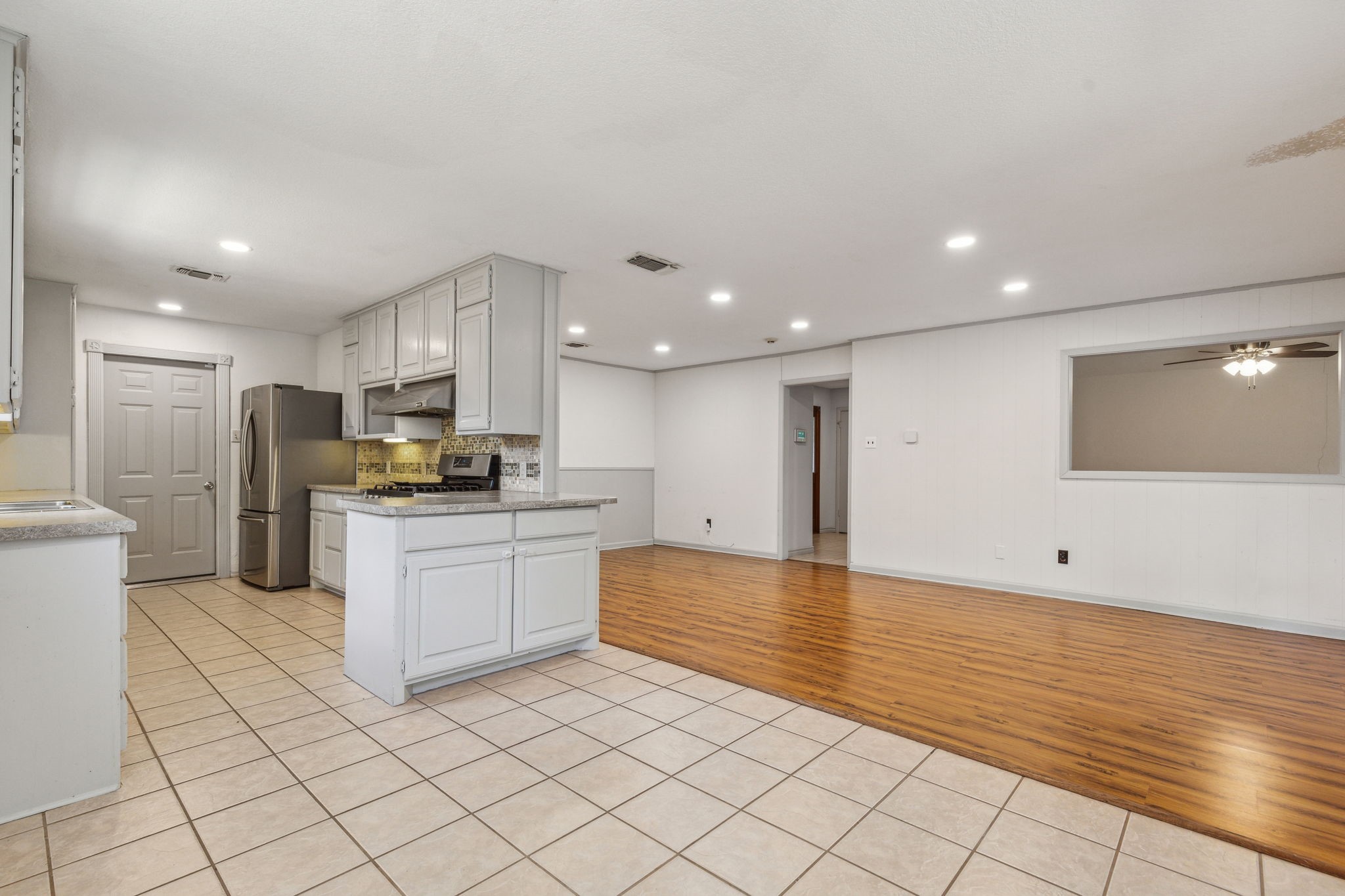 2817 Kingsbury Avenue