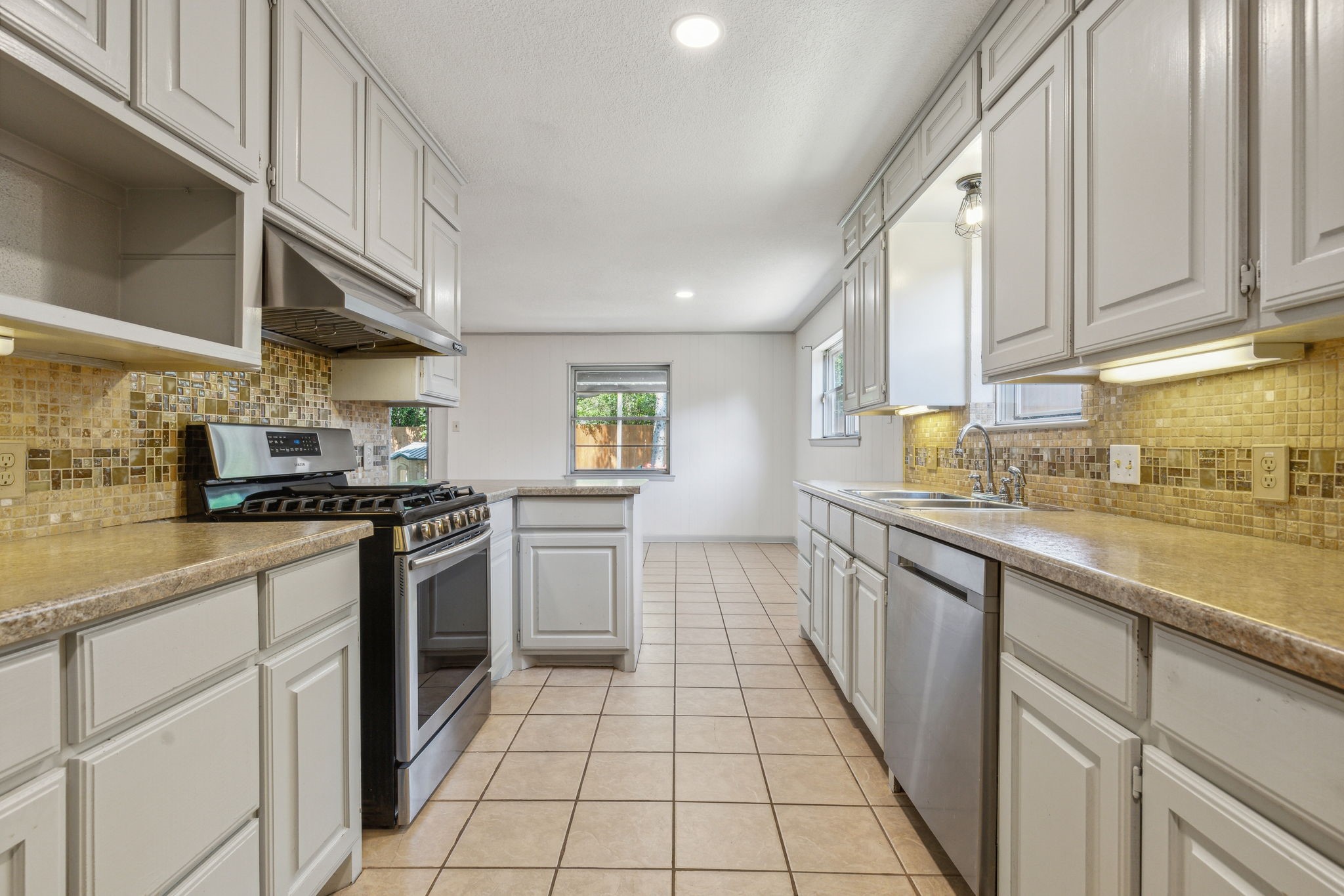 2817 Kingsbury Avenue