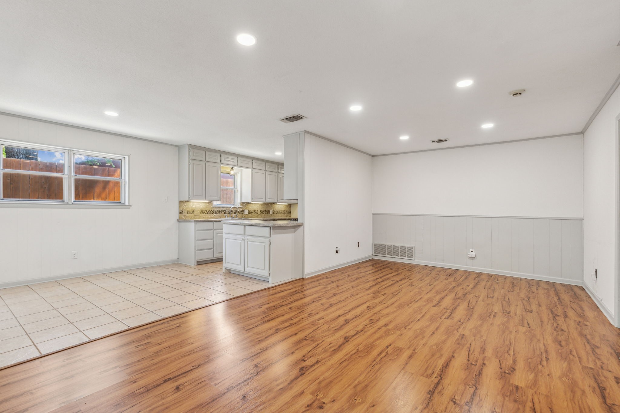 2817 Kingsbury Avenue