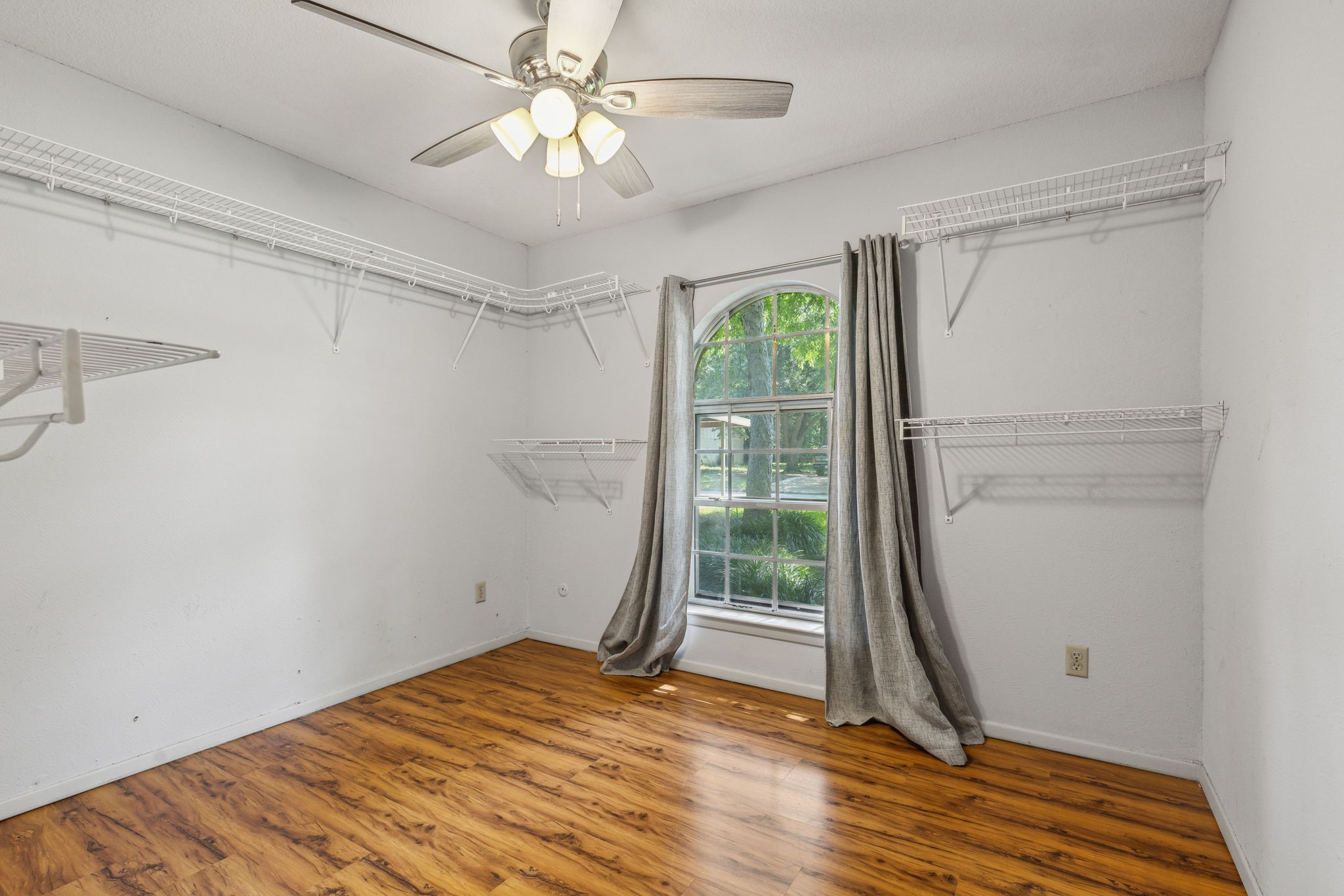 2817 Kingsbury Avenue