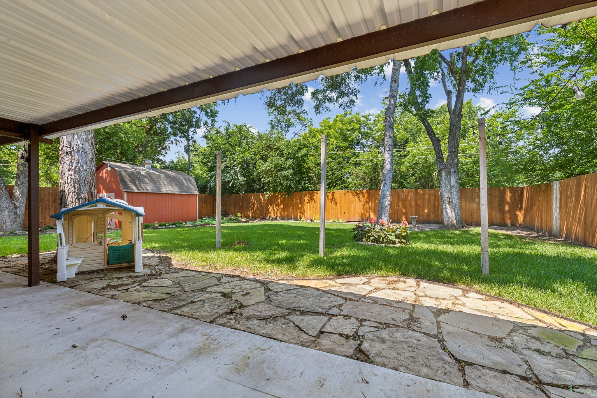 2817 Kingsbury Avenue