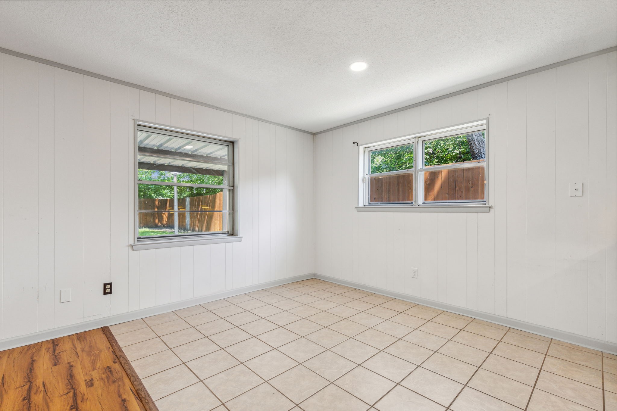 2817 Kingsbury Avenue