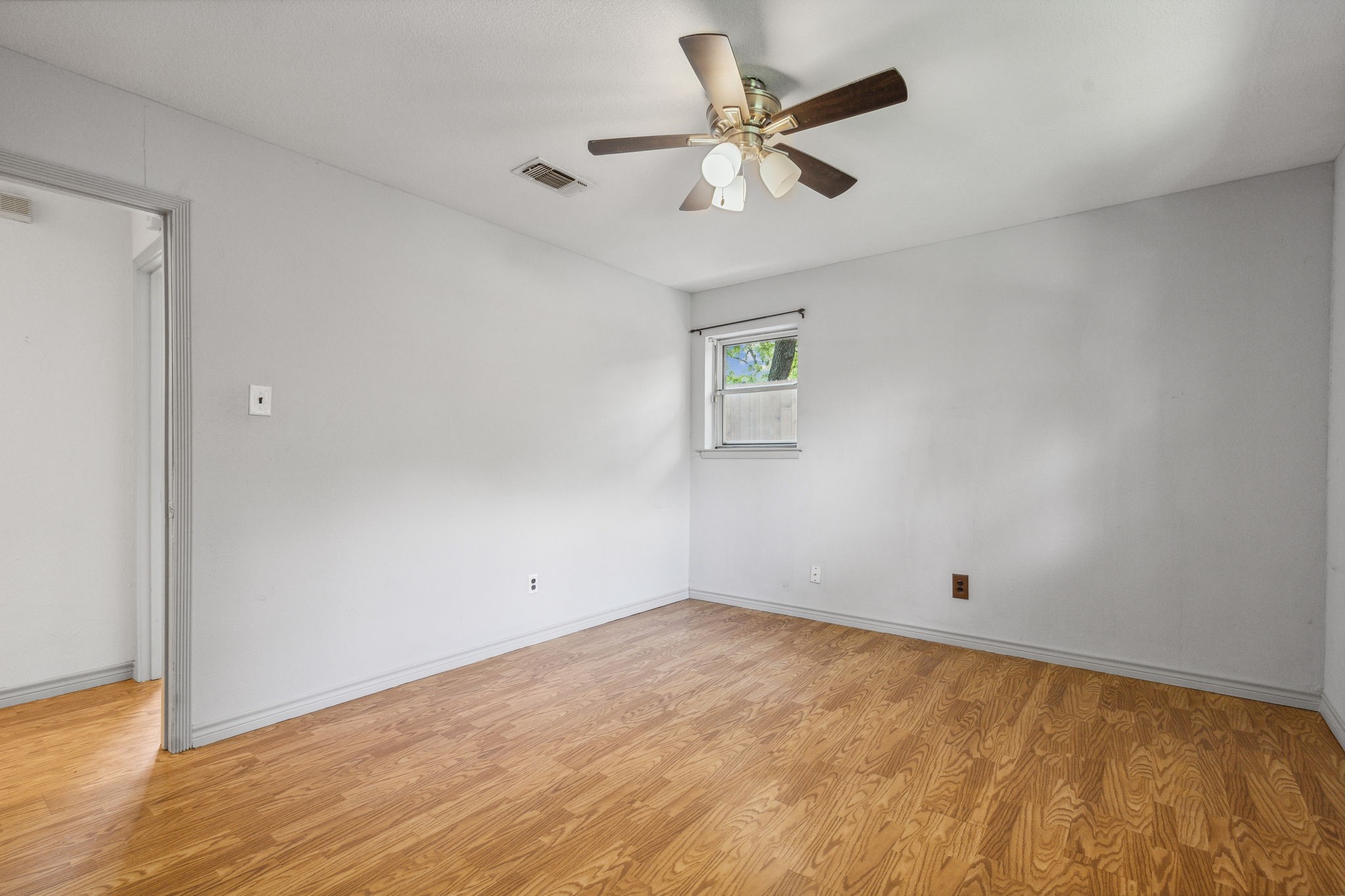 2817 Kingsbury Avenue