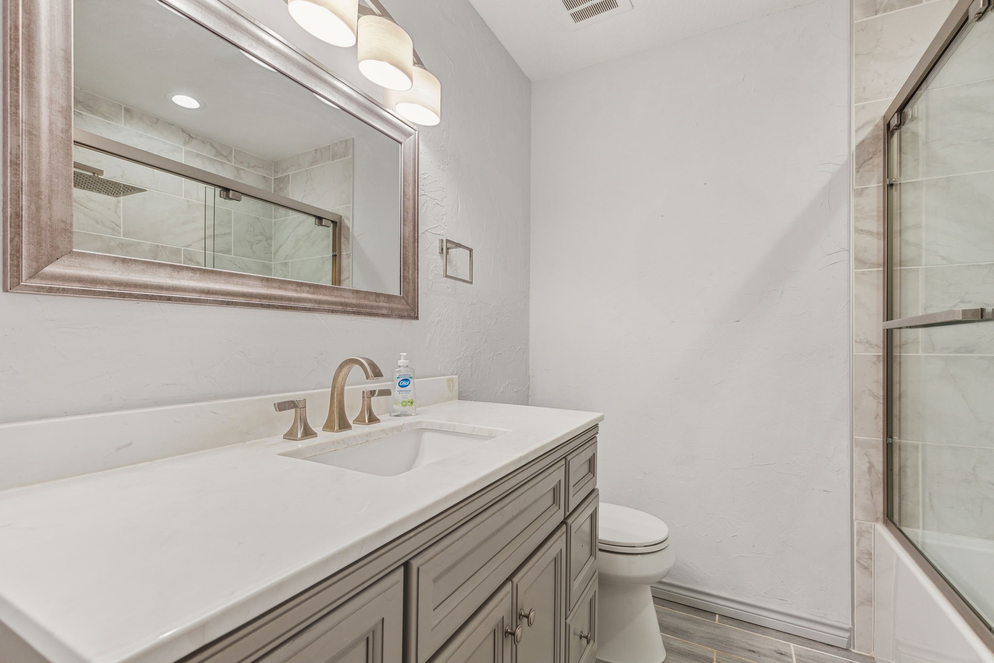 2817 Kingsbury Avenue