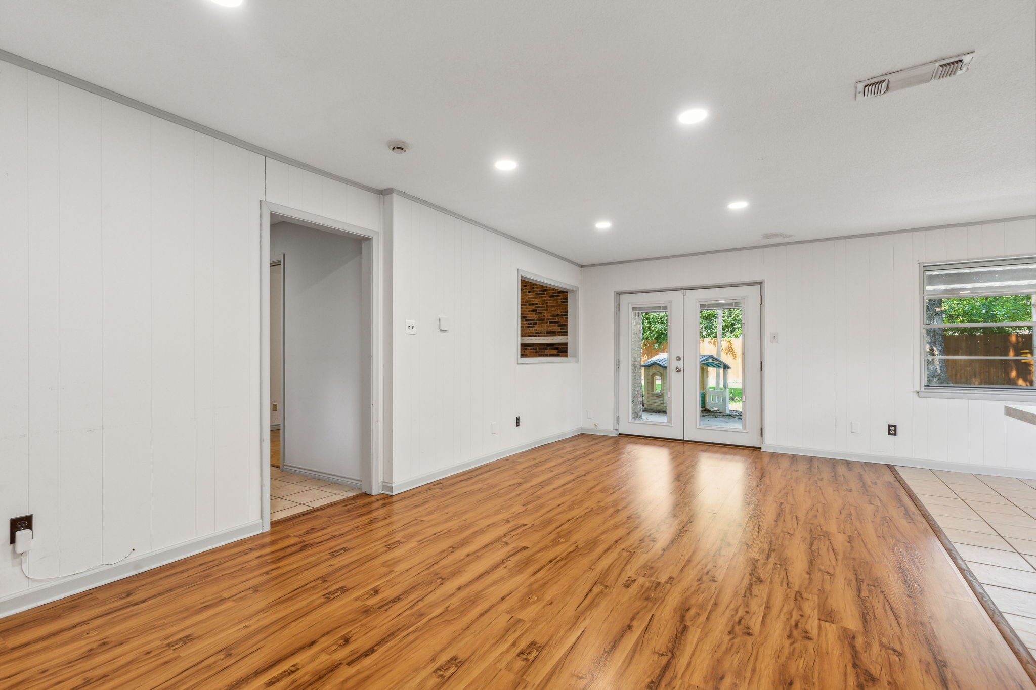 2817 Kingsbury Avenue