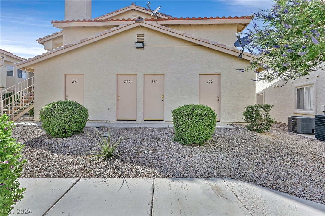 944 Falconhead Lane 102