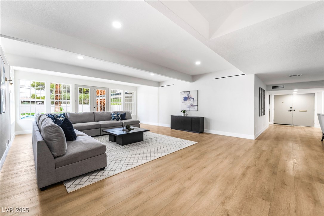 2504 Llewellyn Drive