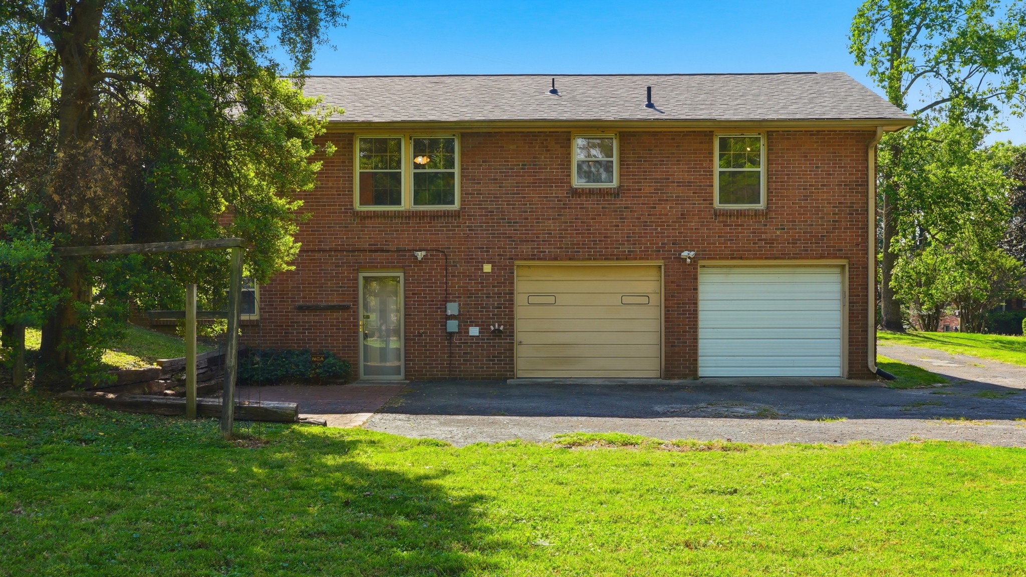 648 Des Moines Dr