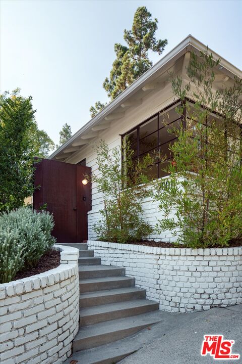 2001 Hill Dr