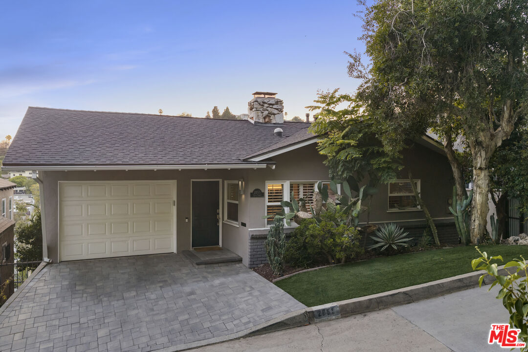 2855 Effie St