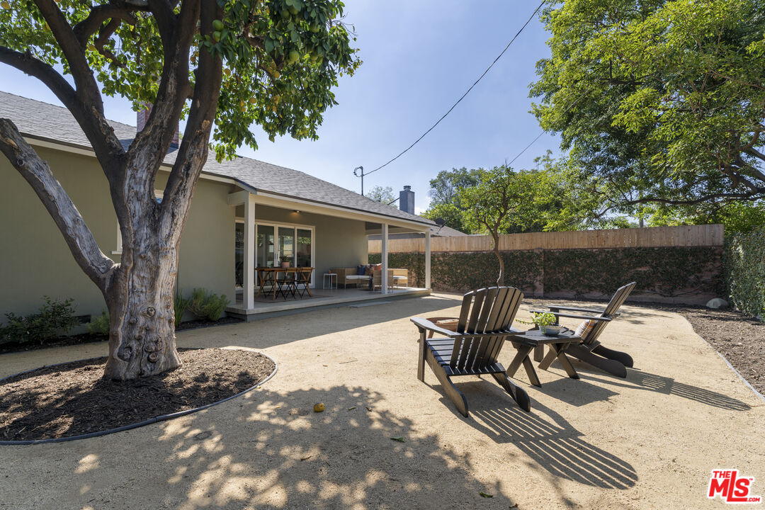 6945 Cedros Ave