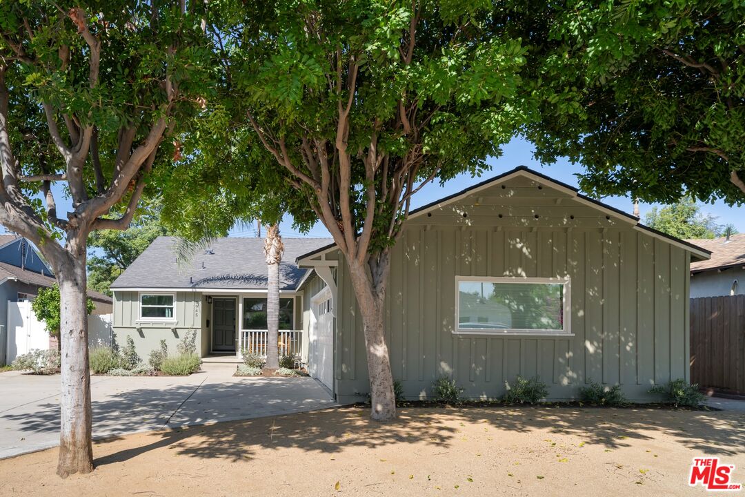 6945 Cedros Ave