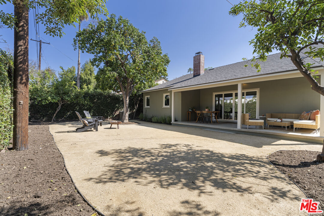 6945 Cedros Ave
