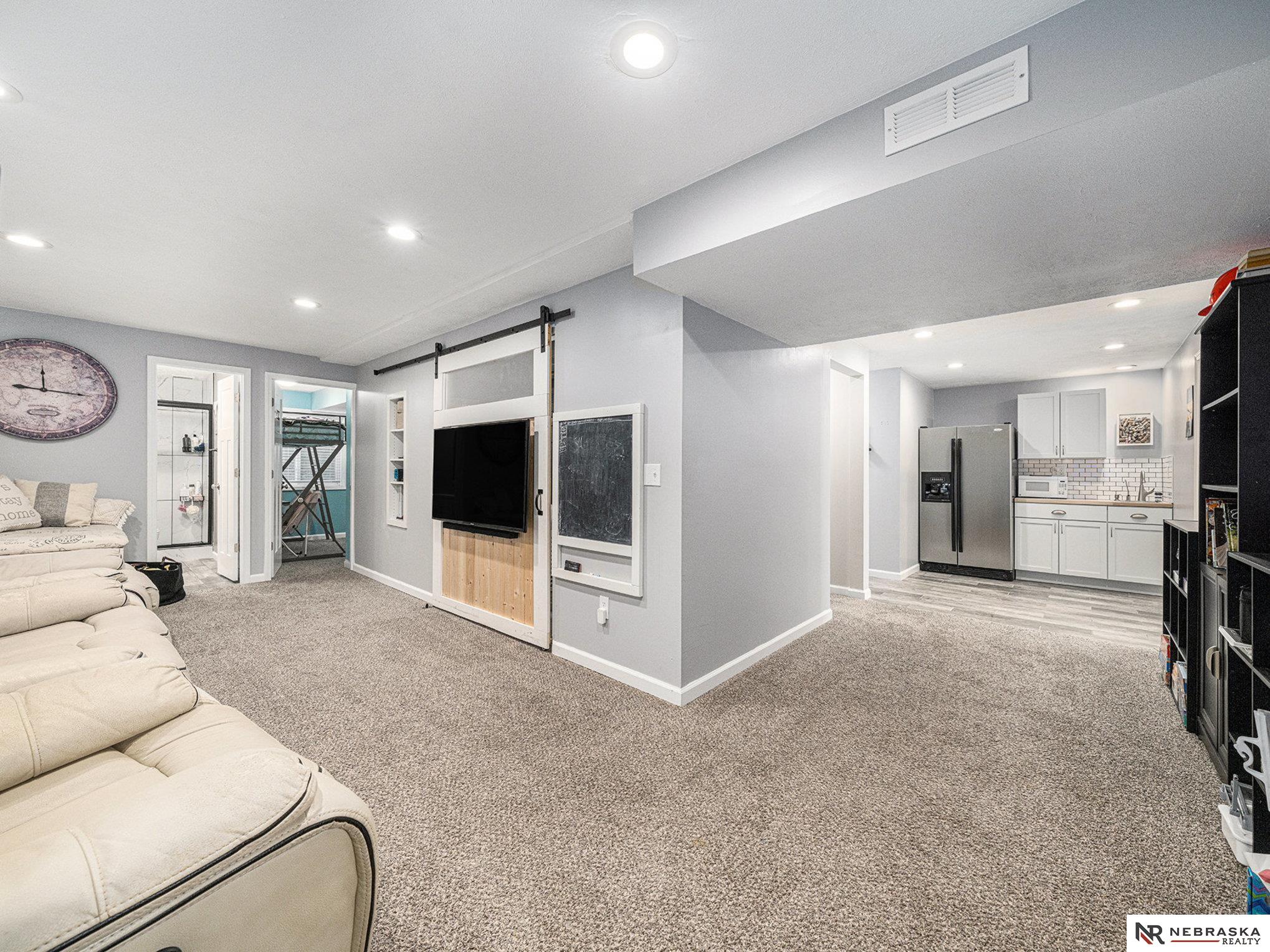 4211 W Ludwig Drive