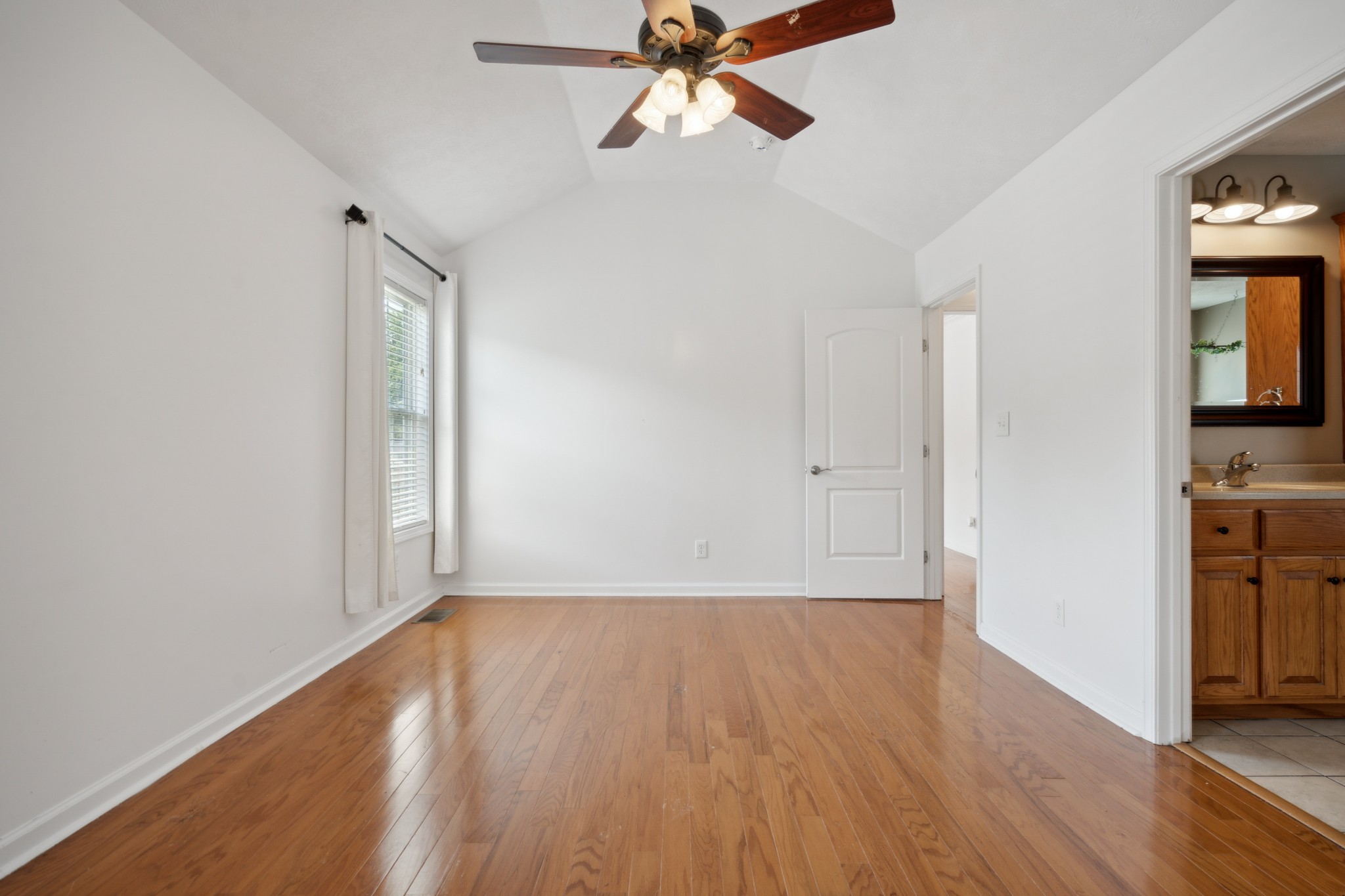 492 Comanche Ct