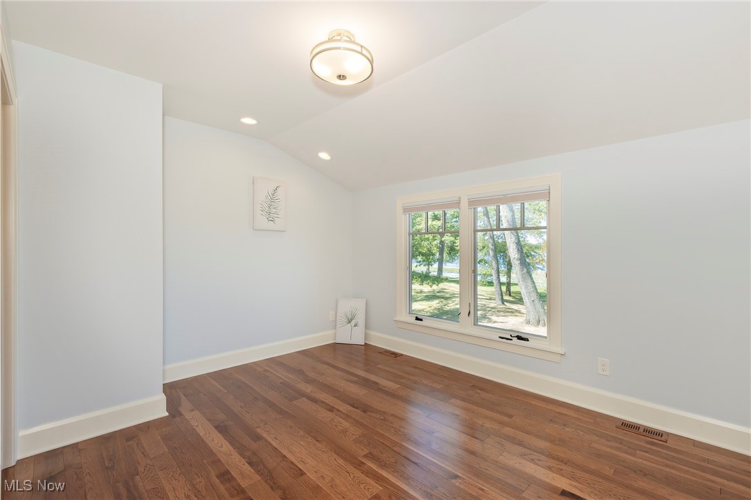 22 E Bay Circle NE