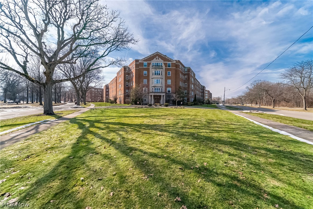 13800 Fairhill Road 306