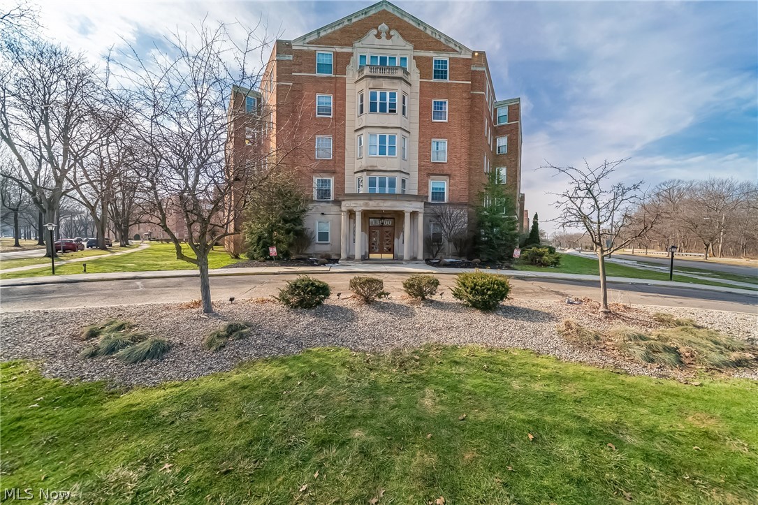 13800 Fairhill Road 306