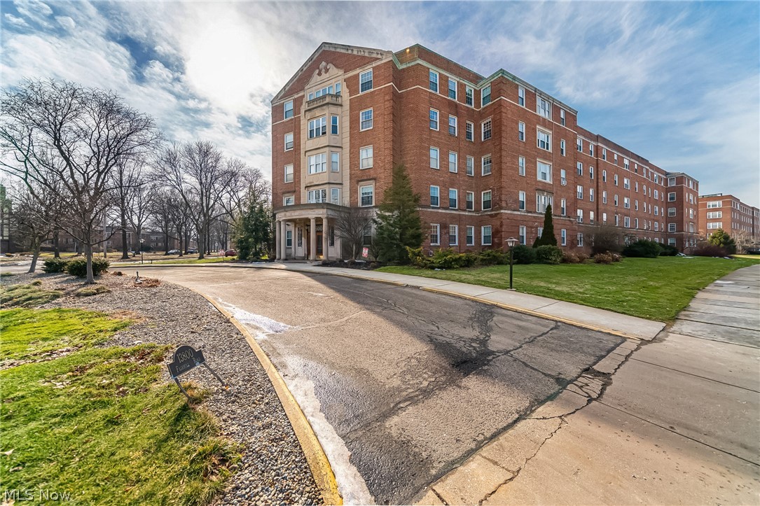 13800 Fairhill Road 306