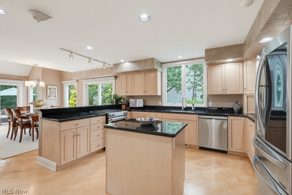 975 Meadowlark Circle