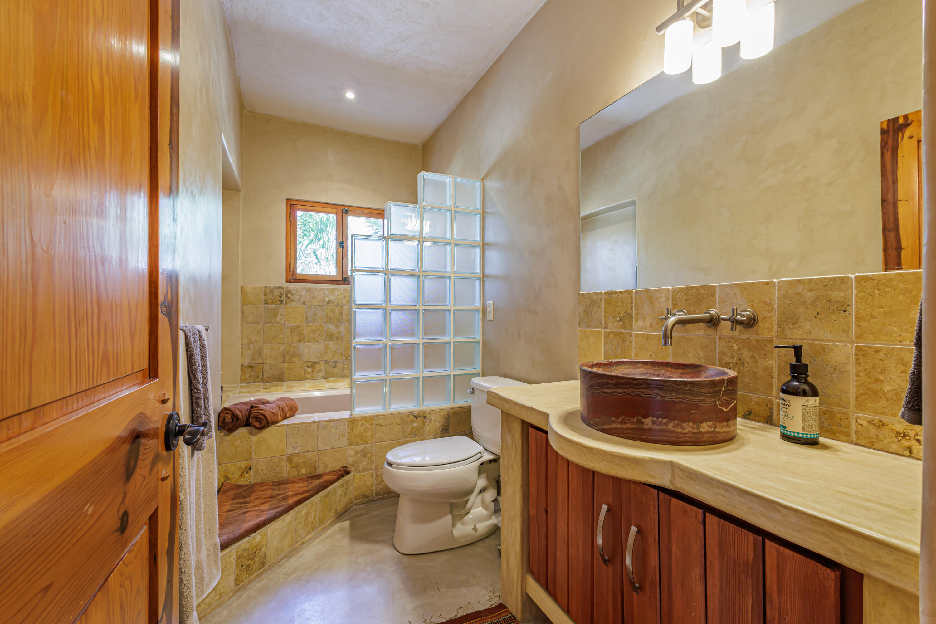 227 Camino del Cielo, Villa Iguana