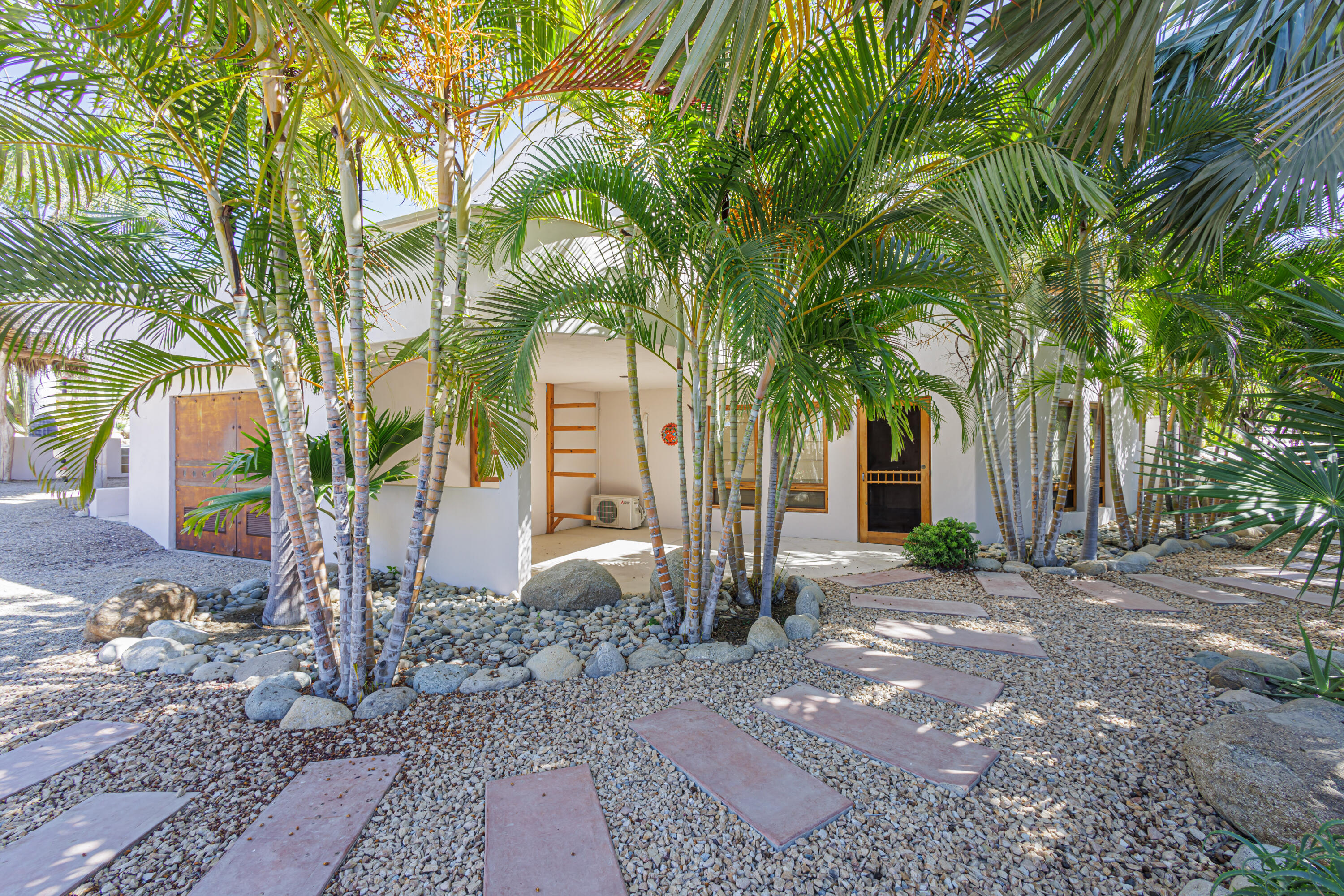 227 Camino del Cielo, Villa Iguana