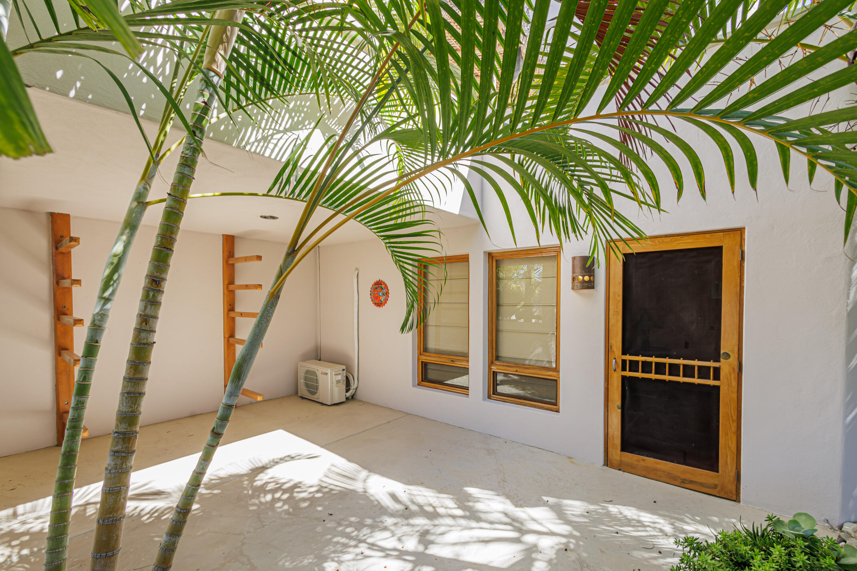 227 Camino del Cielo, Villa Iguana