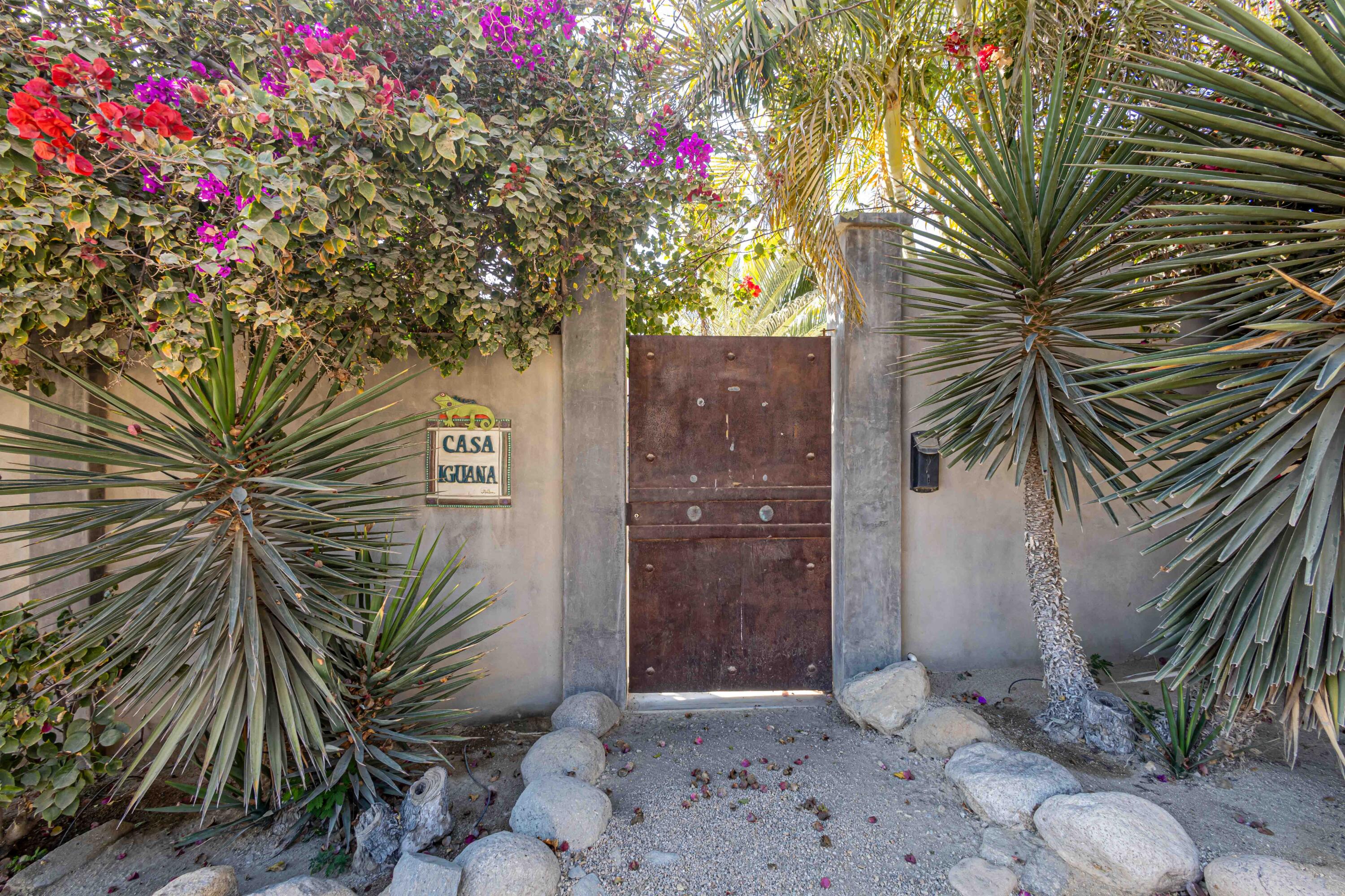 227 Camino del Cielo, Villa Iguana