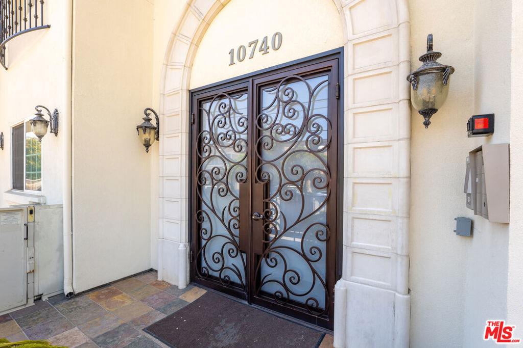 10740 Moorpark Street 106