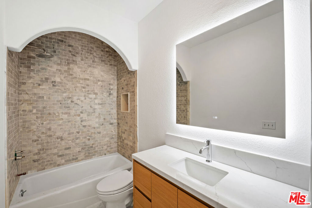 10740 Moorpark Street 106