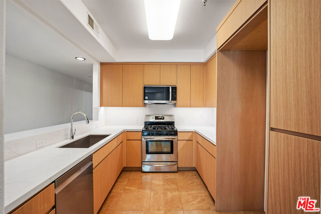 10740 Moorpark Street 106