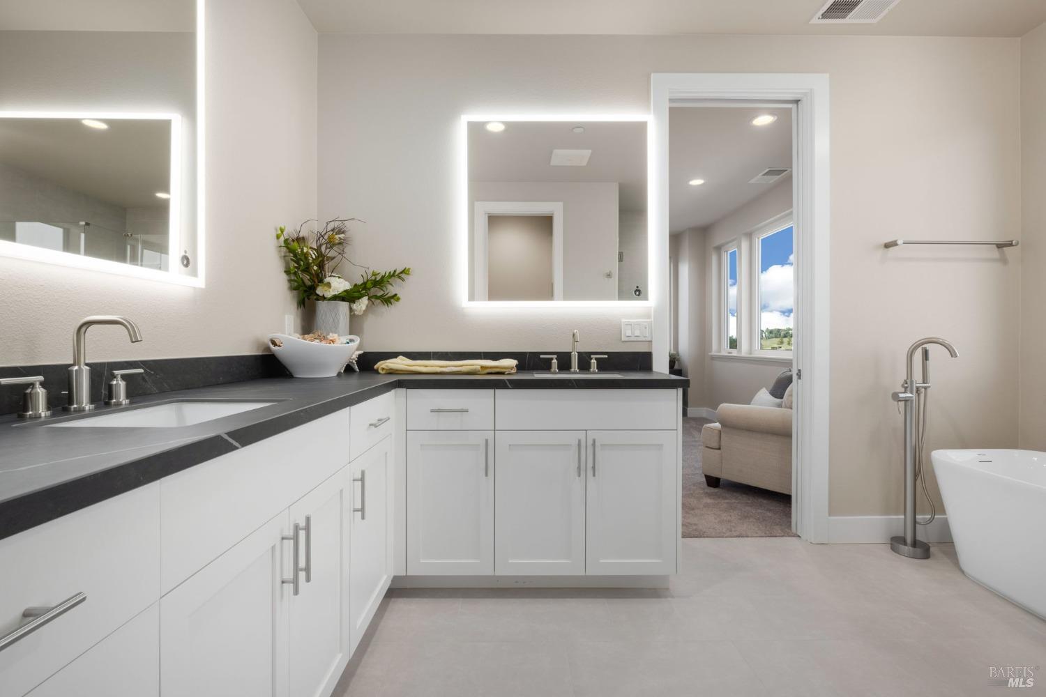 5903 Mountain Hawk Dr