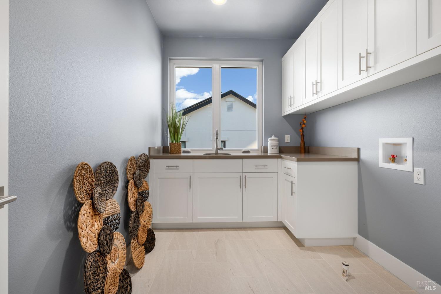 5903 Mountain Hawk Dr