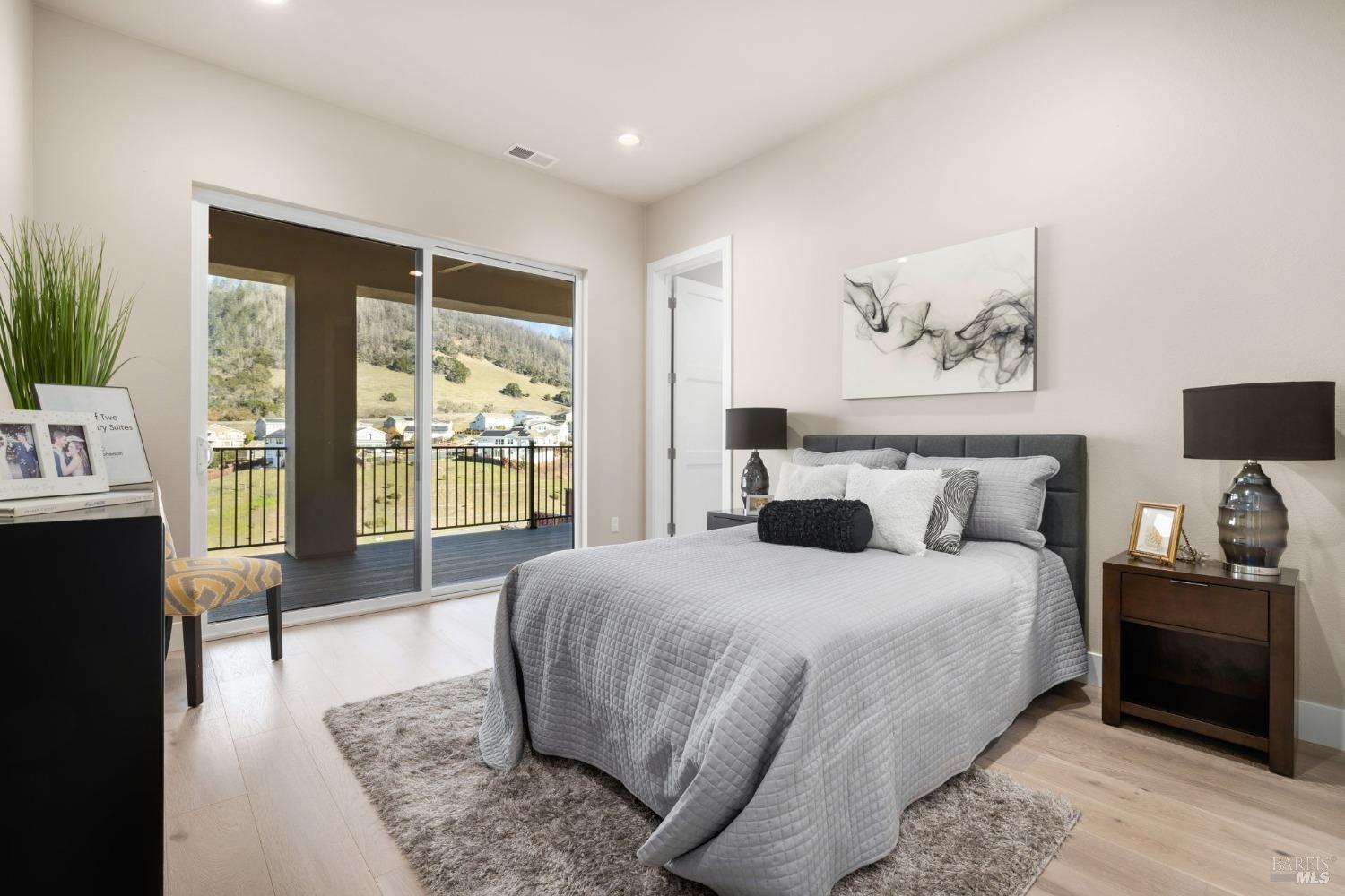 5903 Mountain Hawk Dr