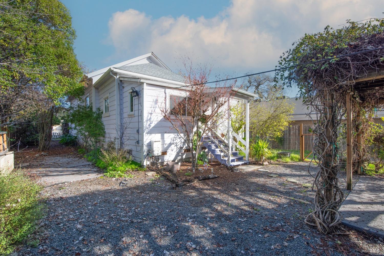 405 N Cloverdale Blvd