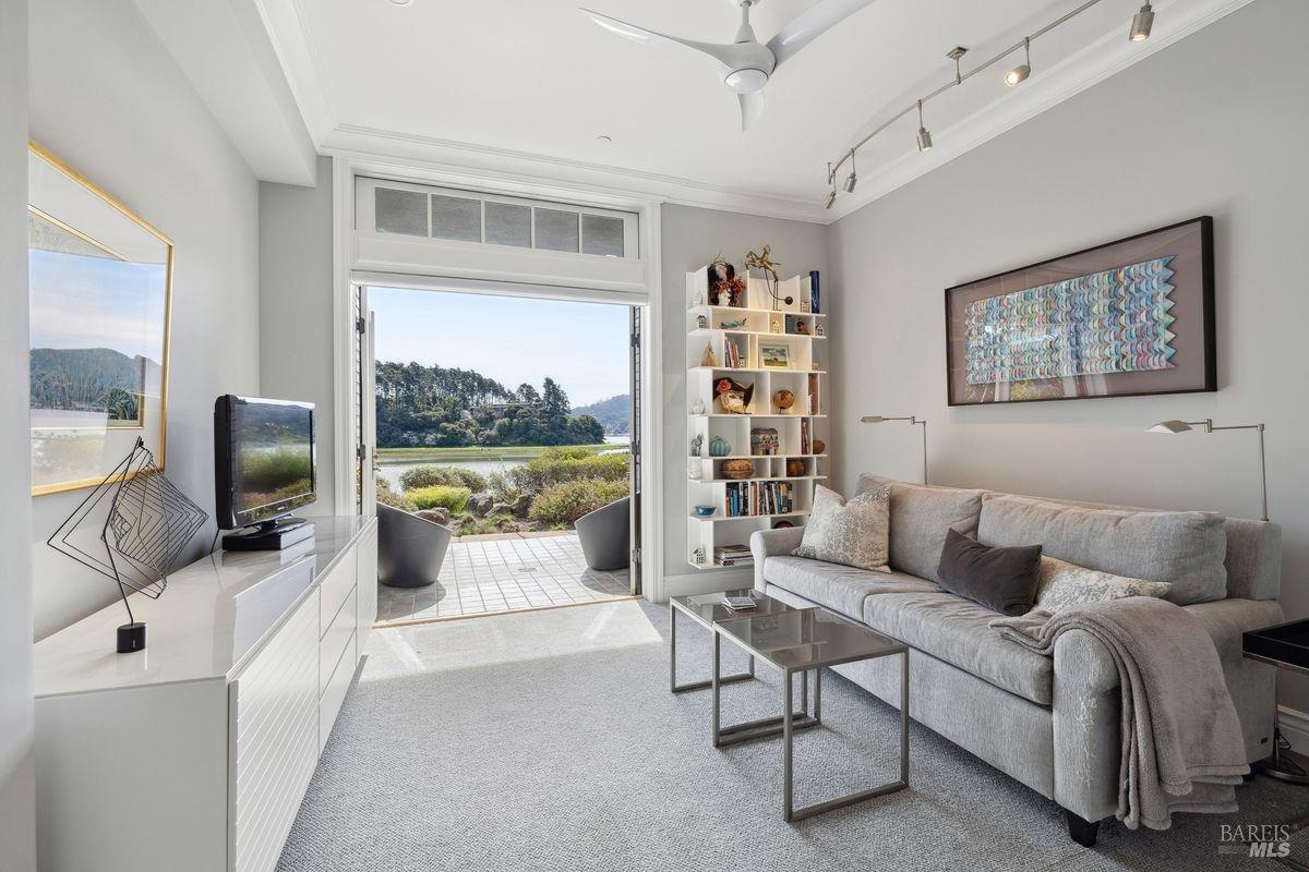 85 De Silva Island Dr